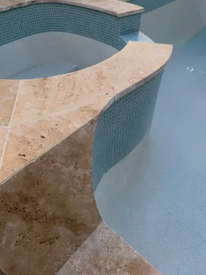 Tallai: coping cut to follow the curve of the spa
