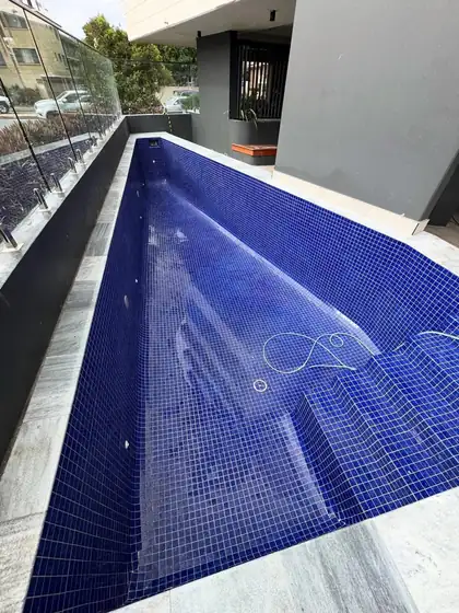 Labrador: fully tiled pool, Summit building