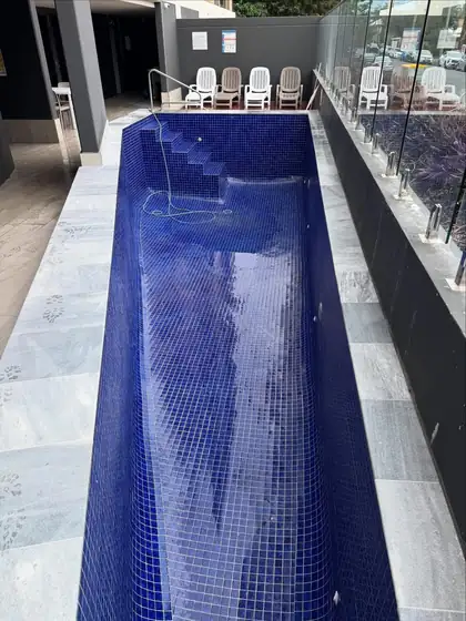 Labrador: fully tiled pool, steps end
