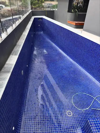 Labrador: fully tiled pool