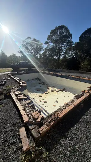 Mt Nathan: new coping, waterline and glass crete