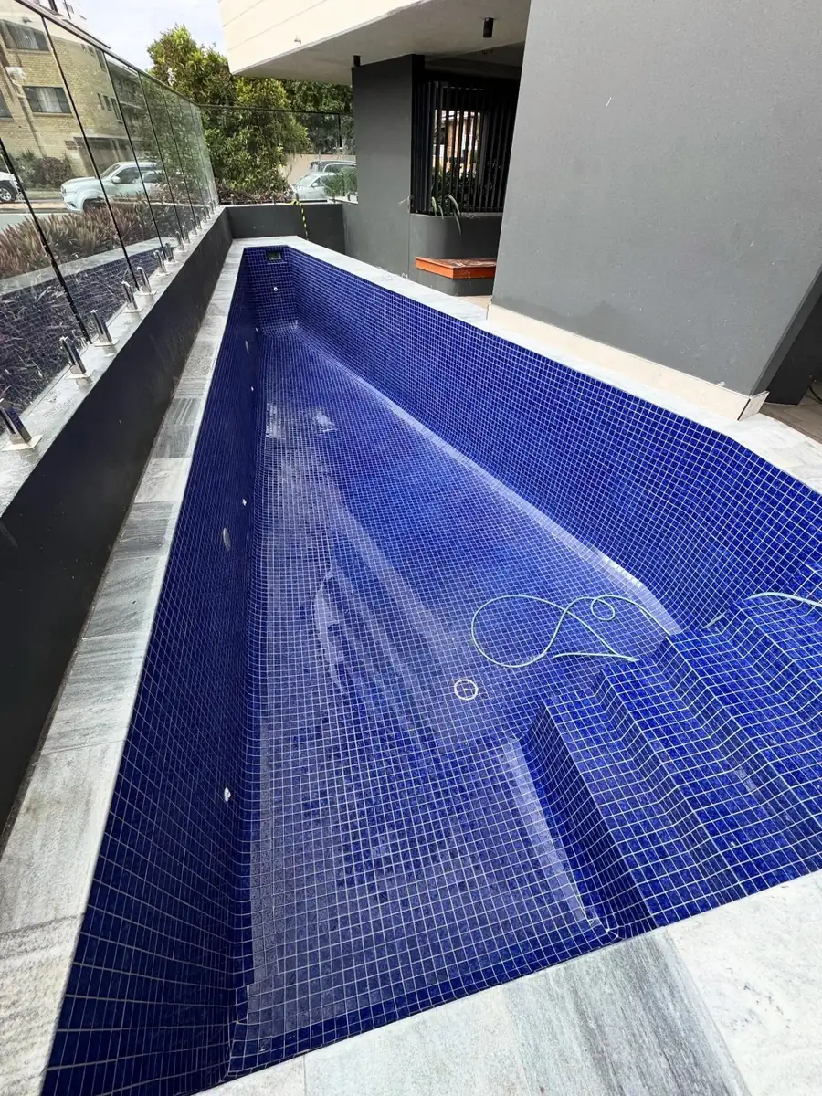 Labrador: fully tiled pool, Summit building